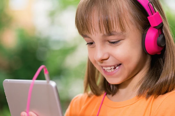 How to Improve Reading Comprehension Through Audio