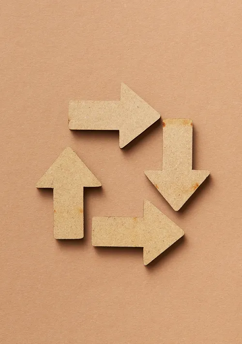 Four wooden arrows point from one to the next in a circle.