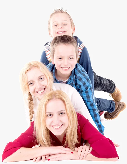 2 girls and 2 boys from the same family lay on top of each other by order of their ages.